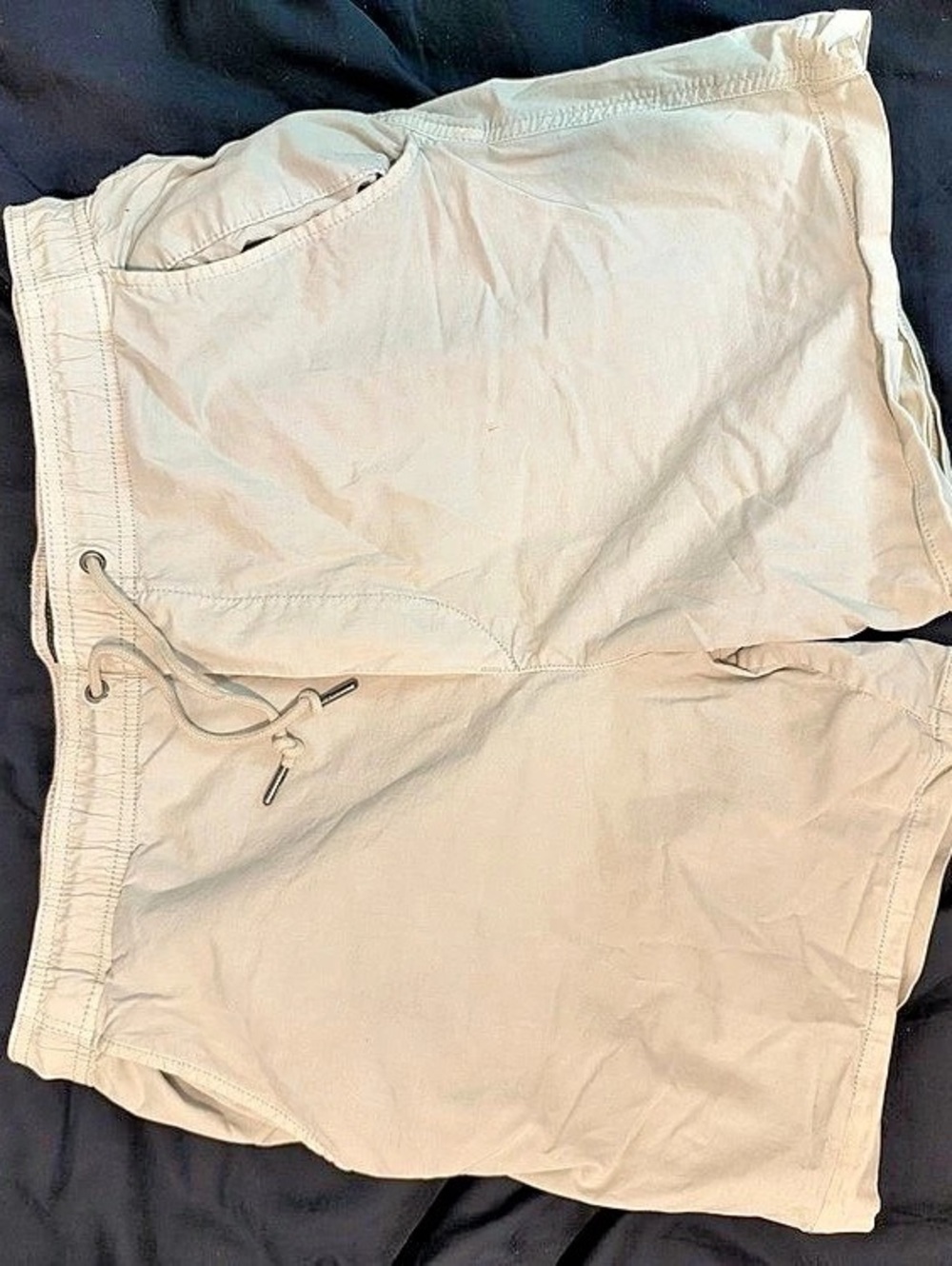 American Eagle Cargo Shorts in Cream Size Medium